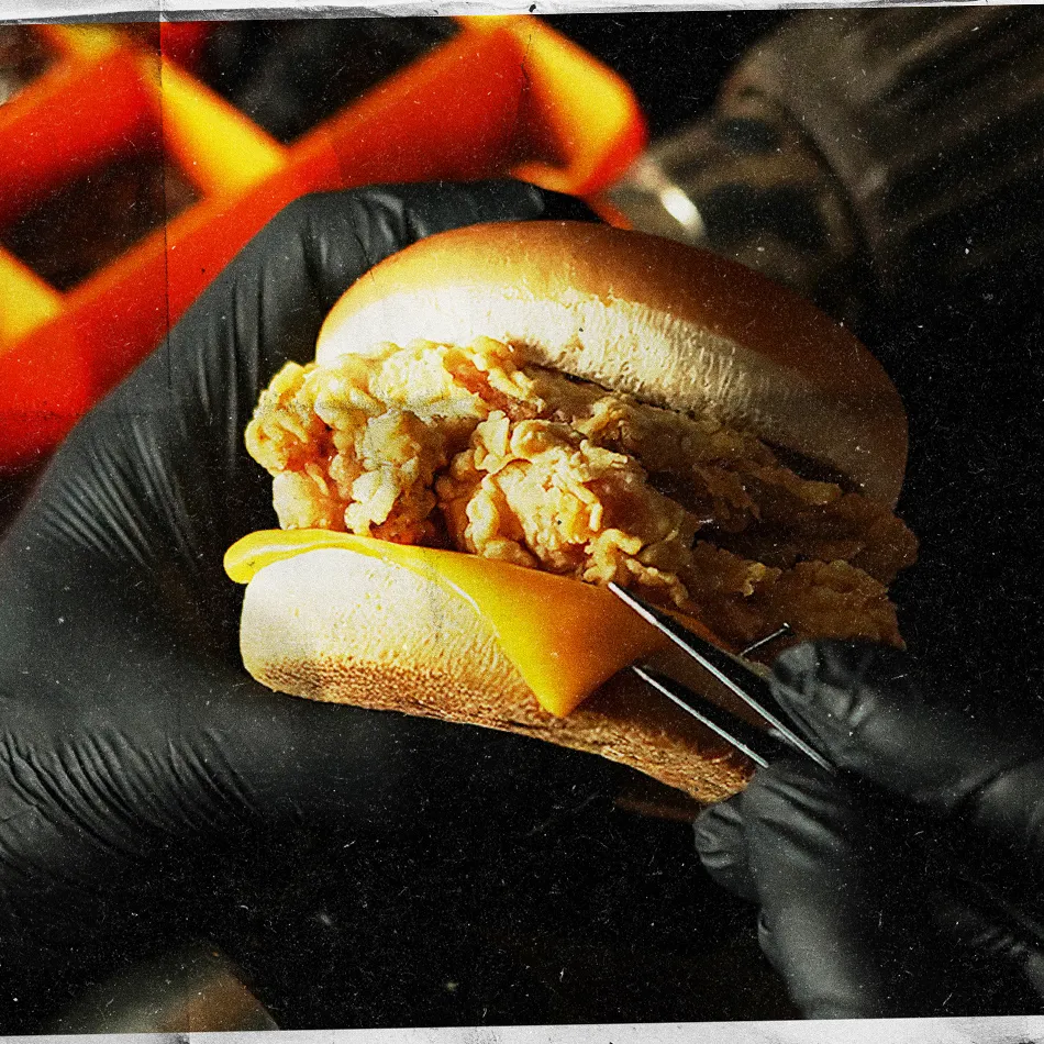 Stylisme culinaire d’un burger au poulet croustillant avec cheddar – Allogood