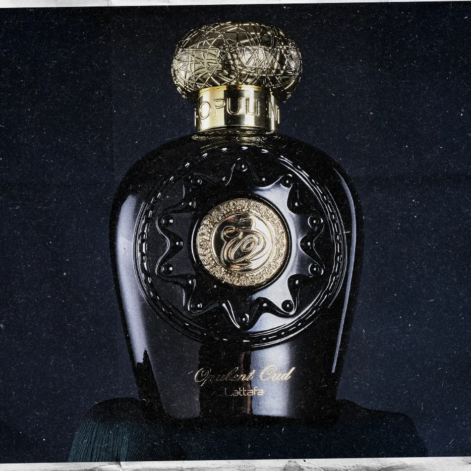 Photo produit de luxe – flacon de parfum Opulent Oud sur fond noir, mis en valeur par une lumière dramatique, illustration des services marketing hors food pour marques haut de gamme.
