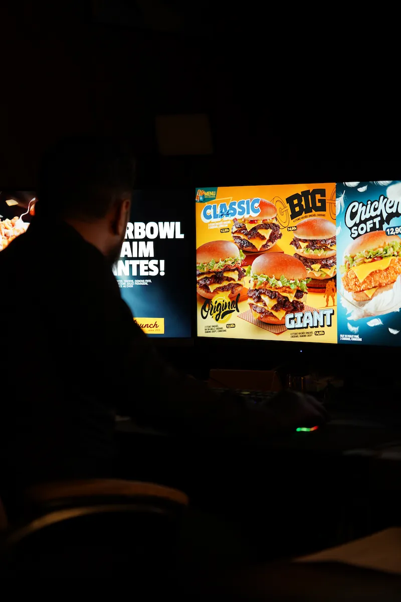 Création de menu board burgers sur écran – Design graphique Allogood en studio