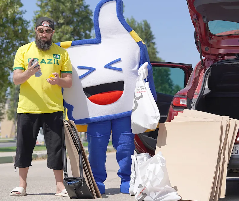 Superfoodman et Superlikeman la mascotte Allogood prêts à créer du contenu social media en extérieur