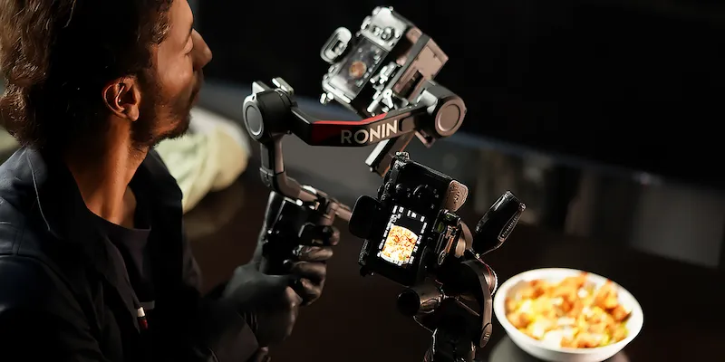 Tournage d’une vidéo culinaire avec stabilisateur Ronin et caméra pointée sur un bowl coloré