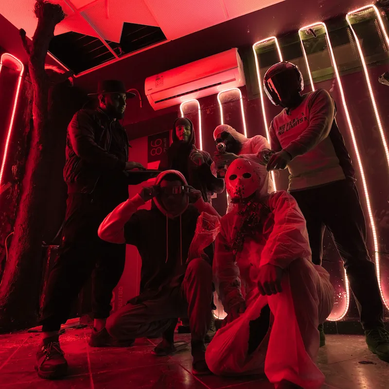 Une partie de l’équipe Allogood pose avec Superfoodman dans une ambiance rouge néon, entre mystère, puissance et créativité.